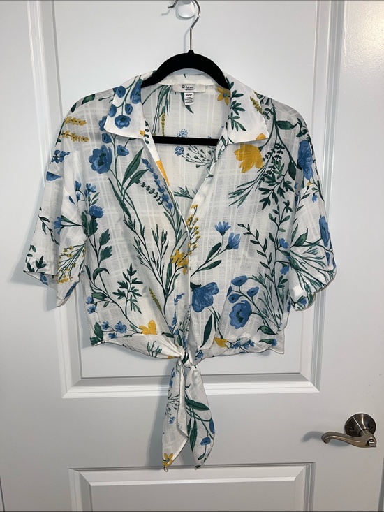 C By One Tops - C by One White Floral Tie-Front Crop Shirt